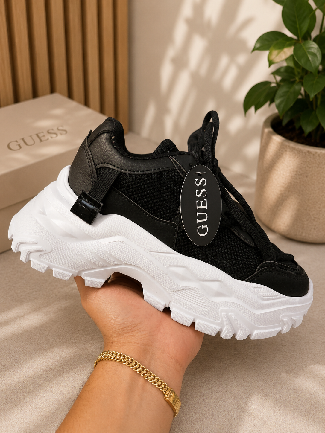 GUESS NEGRO BLANCO