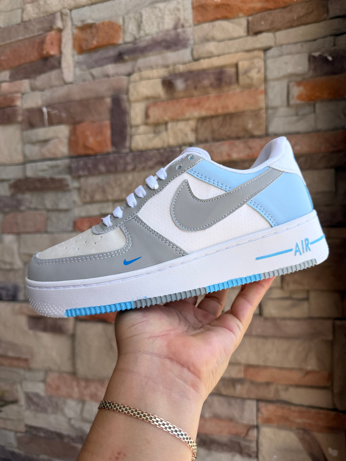AF1 GRIS BLANCO CIELO_