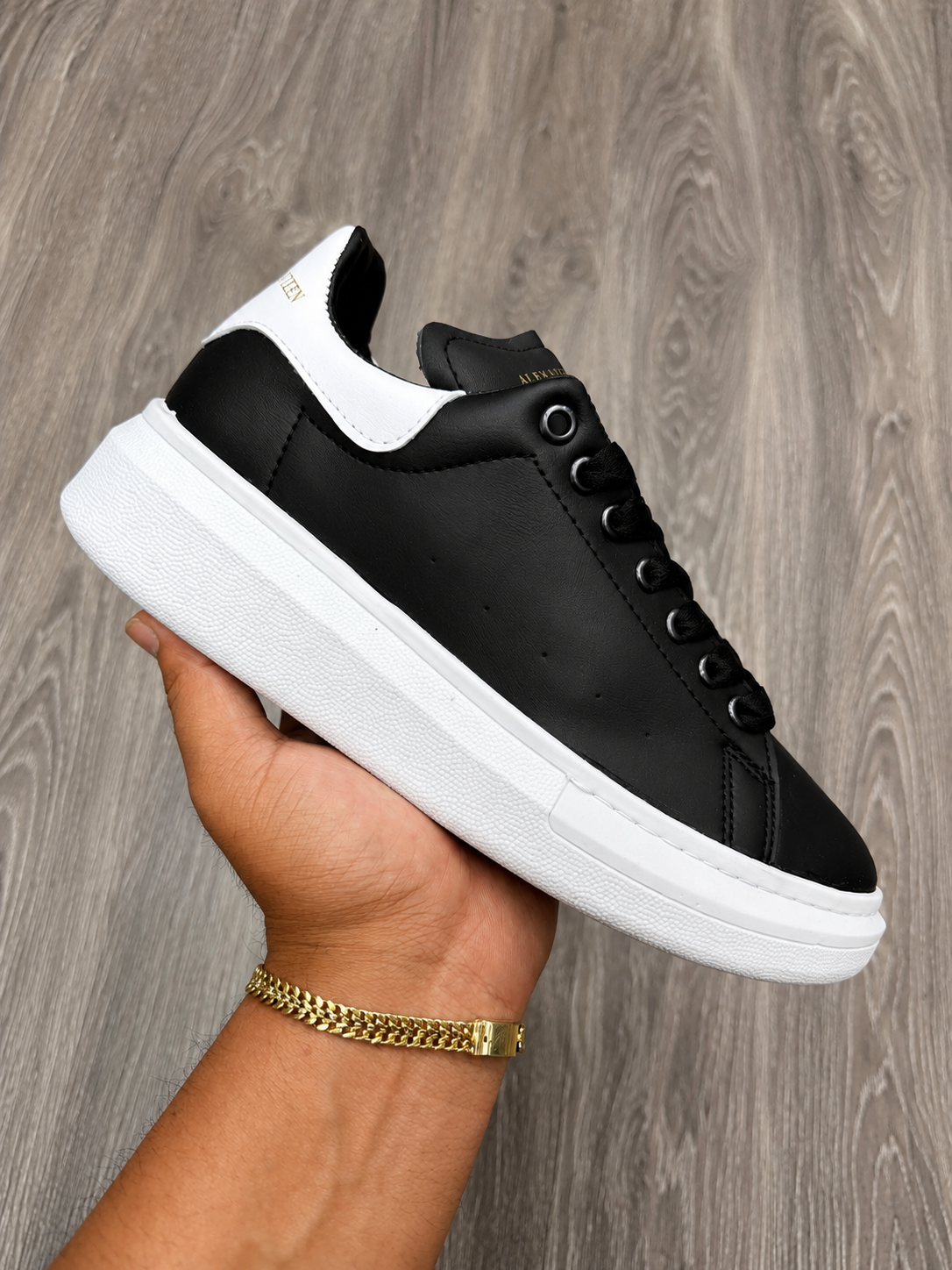 McQUEEN NEGRO BLANCO