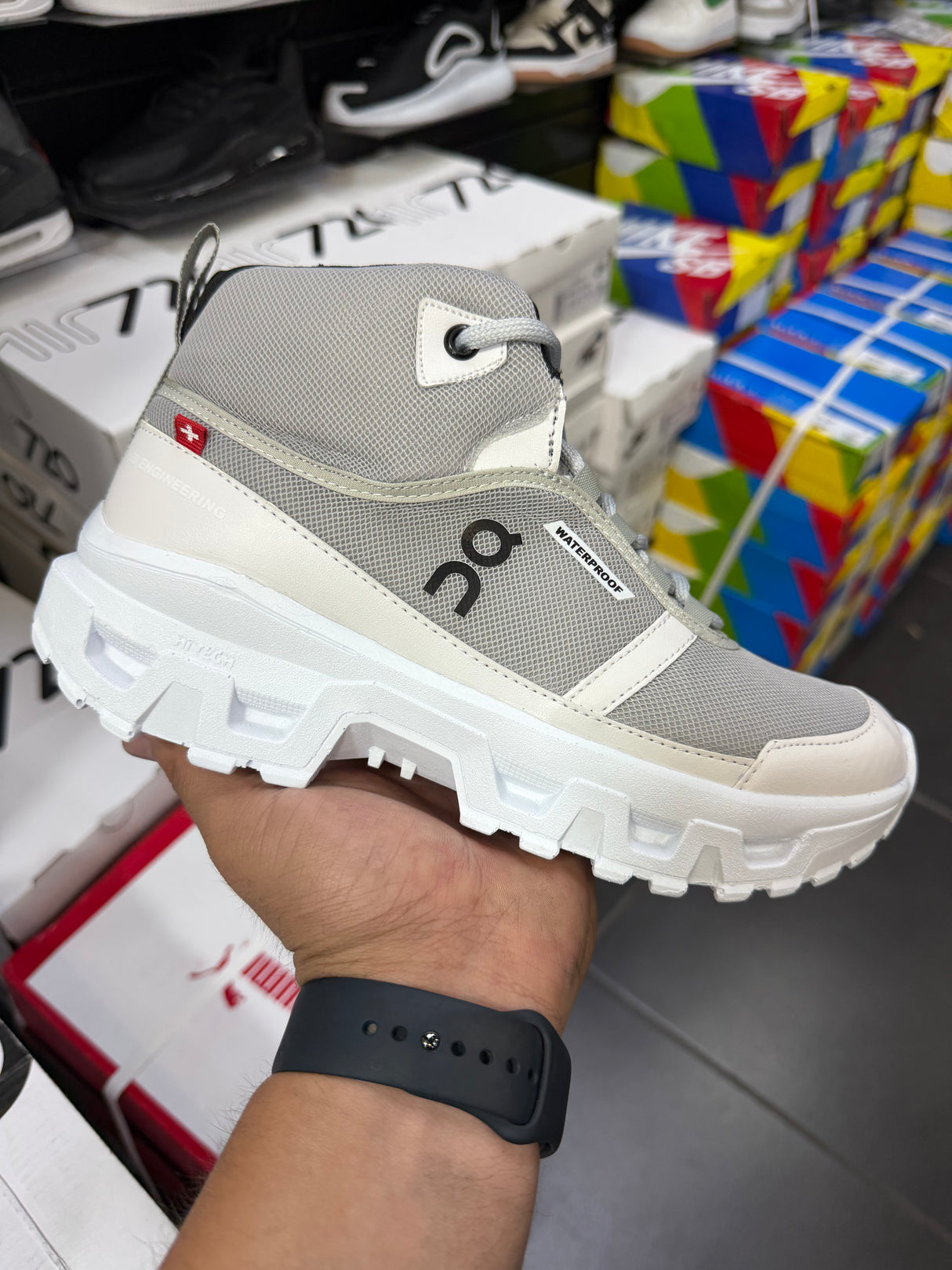ON CLOUD BOTA GRIS BLANCO
